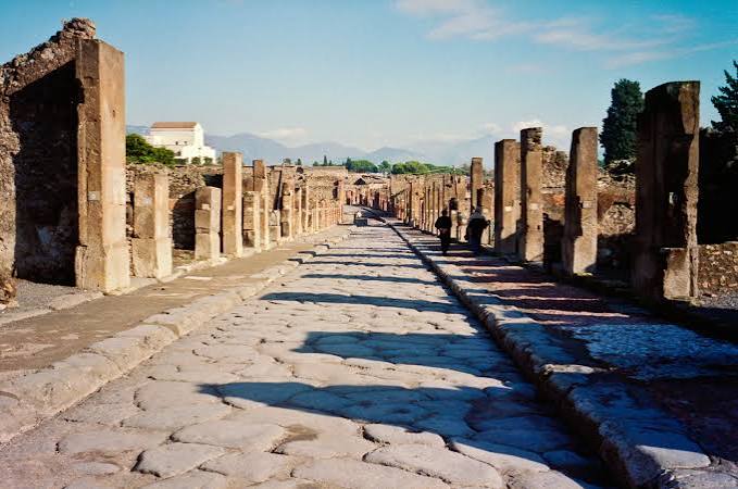 Via dell'Abbondanza e Case degli Dei